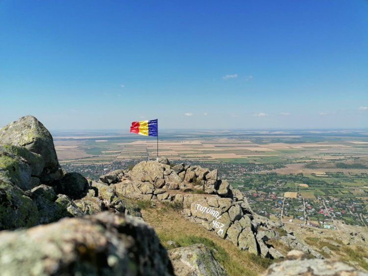 Munții Măcin - vf. Tutuiatu